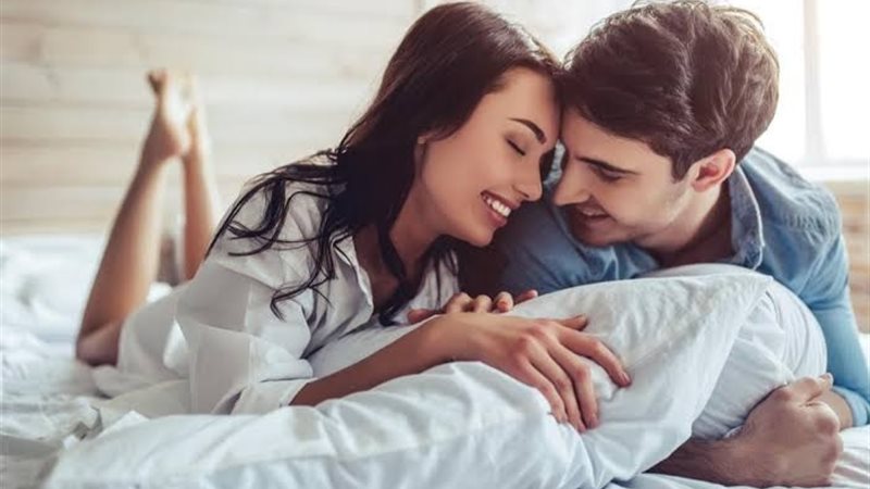 علامات حب الرجل لزوجته