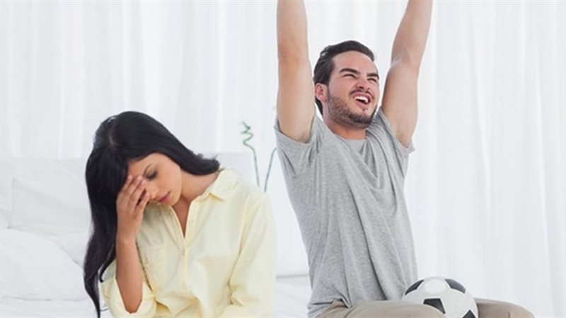 الزوج المهووس بالكورة