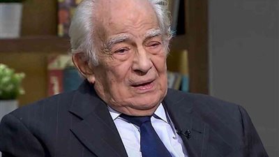 «القومي للمسرح» يكرم رشوان توفيق الأربعاء