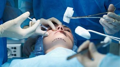 كوارث عمليات التجميل: تشوهات وتلف أعصاب وأضرار نفسية