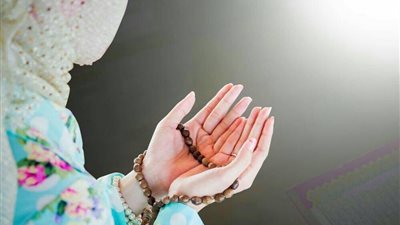 ما حكم صيام المرأة إذا جاءها إحساس بدم الحيض قبل المغرب؟ «الإفتاء تُجيب»