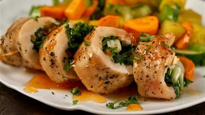 طريقة عمل رولات الدجاج بالخضار والمشروم 