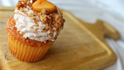 طريقة عمل كب كيك الخوخ بالكريمة