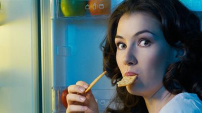 5 أوقات تزيد فيها شهية المرأة لتناول الطعام