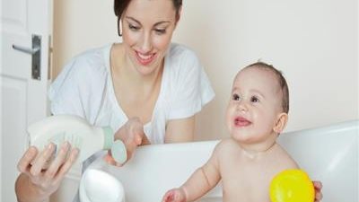 4 نصائح ذهبية عند استحمام الطفل في الأجواء الباردة