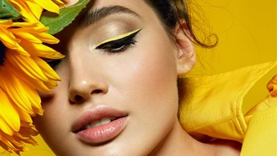 نصائح  لتطبيق الآيلاينر الملون لإطلالة مميزة 