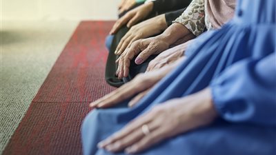 هل يجوز قضاء الصلاة الفائتة في جماعة؟ «الإفتاء تُجيب»