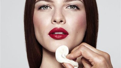 طريقة إخفاء مسامات الوجه بالمكياج