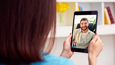 4 طرق لجعل زوجك المسافر يذوب من كلماتك المعسولة