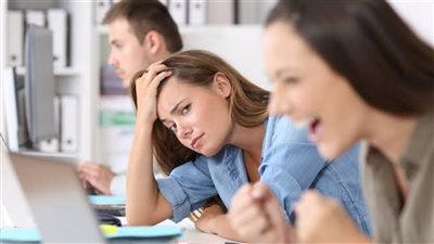 3 طرق للتغلب على شعورك بالحسد تجاه الآخرين (إنفوجراف)