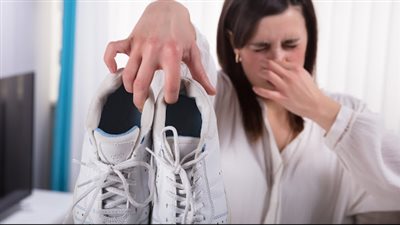 6 حيل ذكية للتخلص من روائح الأحذية الكريهة