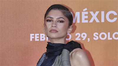 زيندايا تروج لفيلمها Dune 2 بإطلالة غريبة والجمهور يسخر: «غجرية» (صور)