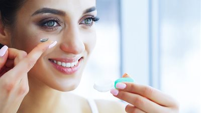 تفسير حلم  إرتداء عدسات العيون في المنام للعزباء والحامل