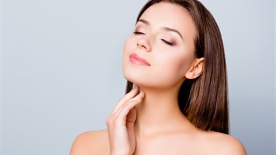 خلطات طبيعية فعالة للتخلص من سواد الرقبة