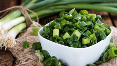 تفسير رؤية البصل الأخضر في المنام للعزباء والمتزوجة