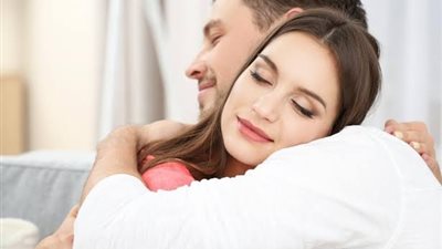 3 أنواع من الأحضان يحبها الزوج فلا تحرميه منها
