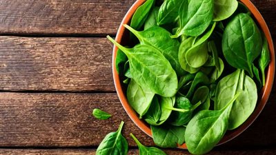 3 فوائد ذهبية تقدمها السبانخ لصحة شعرك (إنفوجراف)