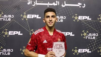 انهيار أحمد نبيل كوكا في جنازة والده وخالد بيبو يحتضنه (صور)