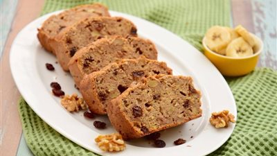 طريقة عمل كيكة الموز بالقرفة والزبيب