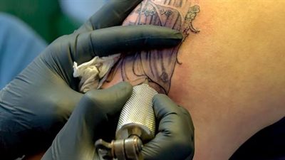 ما حكم الصلاة بـ «وشم» قديم تعذر إزالته؟ «الإفتاء تُجيب»