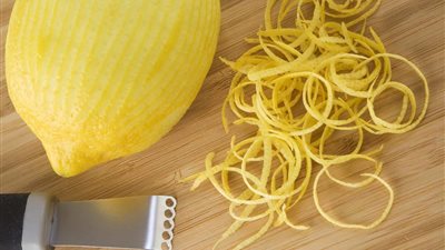 فوائد ساحرة لقشر الليمون في روتين العناية بالبشرة (إنفوجراف)