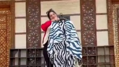 مصممة أزياء تستعرض ملابسها في جلسة تصوير أمام مسجد ببني سويف (صور) 