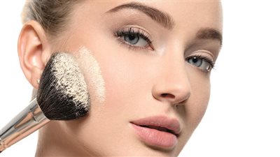 أفضل أنواع البودرة لمكياج يدوم طوال اليوم (صور)