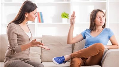 كيف أتعامل مع ابنتي المراهقة المتمردة؟ 7 نصائح مثمرة