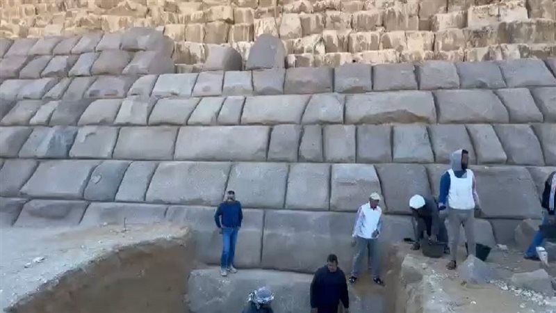زاهي حواس وتبليط