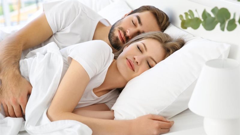 حضن الزوج أثناء النوم