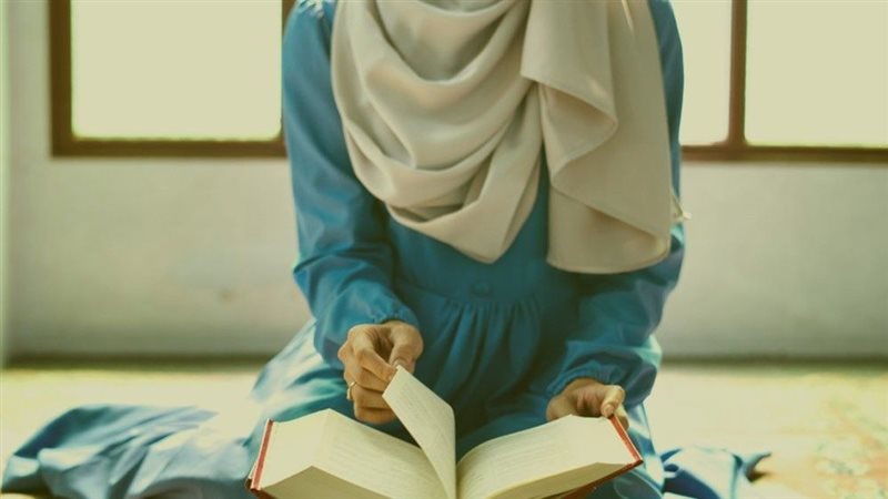 حكم قراءة المرأة