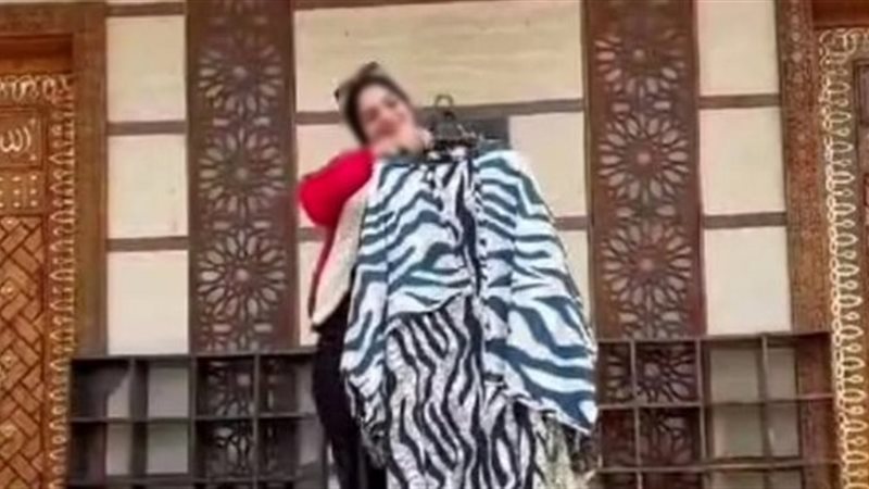 عارضة ازاياء امام