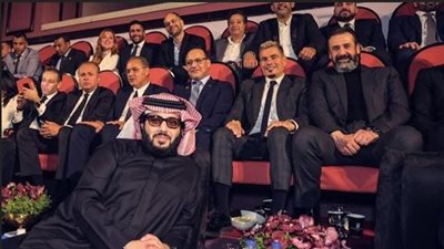 تركي آل الشيخ يمازح الهضبة وعمرو مصطفى بعد الصلح (صور)