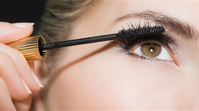 وصفات طبيعية لتطويل الرموش وتكثيفها