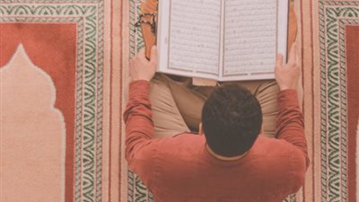 هل يجوز قراءة القرآن وأنا أرتدي الحذاء؟ «الإفتاء تُجيب»