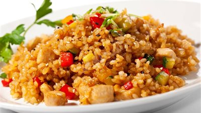 طريقة عمل الأرز البني بالخضار واللحمة المفرومة