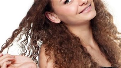 4 وصفات طبيعية لترطيب الشعر المجعد وفرده