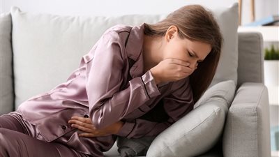 تفسير حلم القيء في المنام للعزباء والمتزوجة