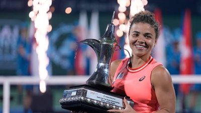 ياسمين باوليني تسحق آنا كالينسكايا في نهائي بطولة سوق دبي الحرة للتنس 2024 