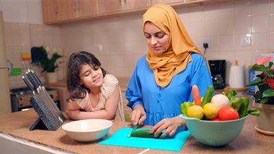 5 خطوات ذكية لتعلمي ابنتك المراهقة فنون الطهي في رمضان 2024