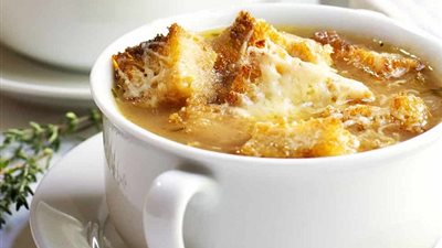  طريقة عمل شوربة البصل بجبن البارميزان