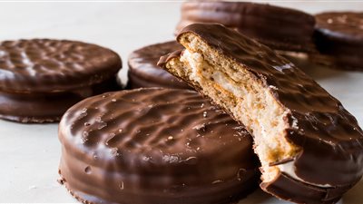 طريقة عمل البسكويت بالشوكولاتة والكراميل اللذيذ