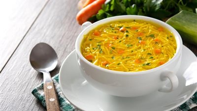 طريقة عمل شوربة الخضار بالدجاج والشعيرية 