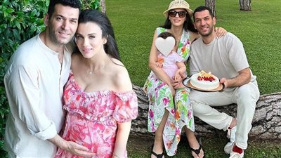 مراد يلدريم يمازح حماه بسبب صورة رضيعته ميراي «ضغط دمه ارتفع» 