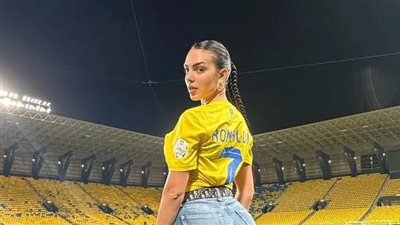 جورجينا رودريجيز تتألق بقميص رونالدو في أسبوع الموضة بباريس (صور)