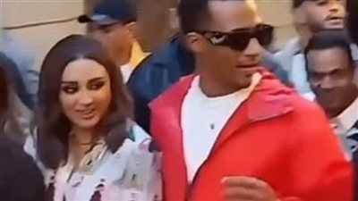 محمد رمضان يحمي أنغام من الجمهور في شارع المعز (فيديو)