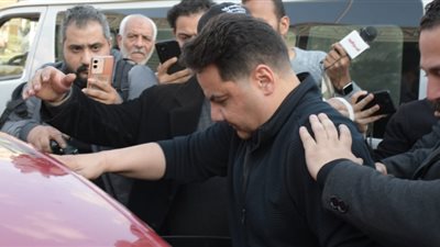 المشاجرات والخلافات تهيمن على جنازة حلمي بكر (صور)