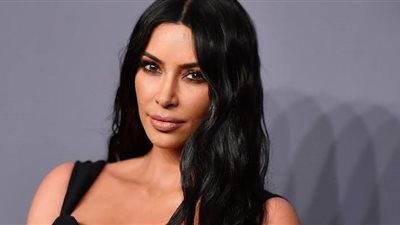 الجمهور يسخر من كيم كارداشيان سبب «تيكت الفستان» (صور)