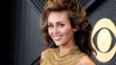 مايلي سايرس في إطلالة مرصعة بالكريستال بحفل بريت 2024 (صور)