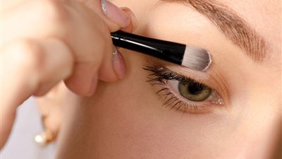 نصائح  ذهبية لإخفاء تجاعيد تحت العين بالمكياج